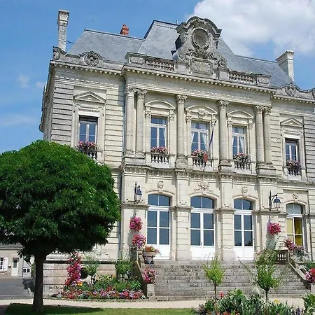 Le Maitre De Chai Et Sa Piscine Coutures (Maine-et-Loire)